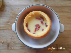 撒干净的枸杞子进去，包上保鲜膜（我是盖上橙盖子，最好是：表面包上保鲜膜，牙签扎几个洞）。