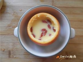 撒干净的枸杞子进去，包上保鲜膜（我是盖上橙盖子，最好是：表面包上保鲜膜，牙签扎几个洞）。