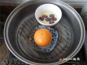 蒸锅水开后，将橙子放入，加盖中火蒸约十分钟（锅边要留一条小缝，防止水蒸气回流影响成品）。