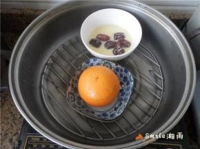 蒸锅水开后，将橙子放入，加盖中火蒸约十分钟（锅边要留一条小缝，防止水蒸气回流影响成品）。