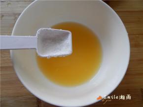 取15g橙汁里加入5g糖搅拌至融化。