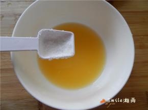 取15g橙汁里加入5g糖搅拌至融化。