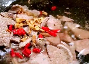 接着放入党参、枸杞大火烧开后转小火煮半小时