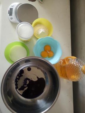 3克热水用50克热水泡上几分钟，蛋白和蛋黄分离，蛋白要放单到无油无盆超级干净的盆里，放冰箱冷藏备用