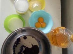 3克热水用50克热水泡上几分钟，蛋白和蛋黄分离，蛋白要放单到无油无盆超级干净的盆里，放冰箱冷藏备用