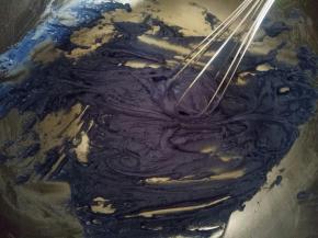 玉米油和蝶豆花水拌匀筛入低粉和玉米淀粉，拌匀，无颗粒即可，不可过度搅拌。