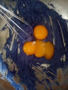 加入蛋黄，轻拌，不要划圈搅拌，用z字法搅拌，拌匀放一边备用。