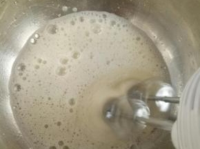 烤箱提前10分钟上下火110度预热。蛋白加入几滴柠檬汁或白醋（不加也可），打发至鱼泡眼加入三分之一细砂糖，继续打发至蛋白糊细腻再加入三分之一糖。