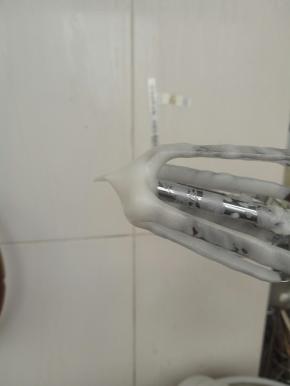 出现纹路时加入最后三分之一砂糖，打至硬性发泡。