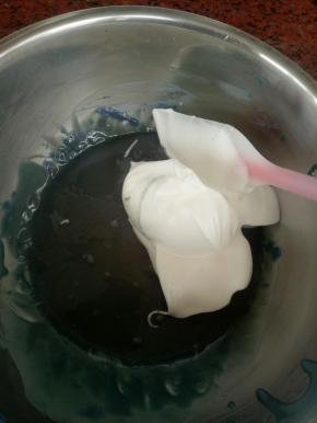 取三分之一蛋白糊倒入蛋黄糊中，用橡皮刮刀轻拌，从底部往上翻拌均匀，再取三分之一蛋白糊和蛋黄糊拌匀，最后把拌好的蛋黄糊倒回蛋白翻拌均匀