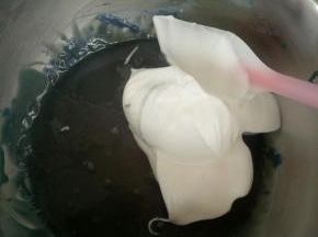 取三分之一蛋白糊倒入蛋黄糊中，用橡皮刮刀轻拌，从底部往上翻拌均匀，再取三分之一蛋白糊和蛋黄糊拌匀，最后把拌好的蛋黄糊倒回蛋白翻拌均匀
