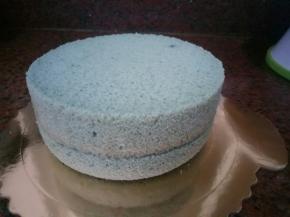 混好的蛋黄糊从高处倒入6寸模具中，轻震两下，震出气泡，放入提前预热好的烤箱，上下火110度烤25分钟，转至150度烤15分钟（烤箱温度仅供参考，因各家烤箱温度不同，需自行调整）。出炉后震下，立马倒扣，凉透再脱模。脱模后忘拍照，上图是被我分了一层之后才想起，所以补拍了