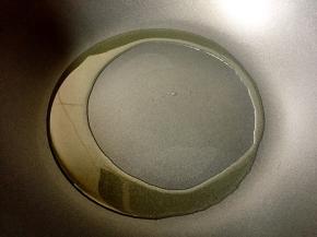 热锅倒油烧至八成热。