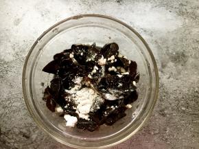 泡发的木耳加入适量淀粉搓洗干净，并切成丝。