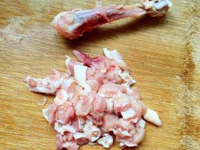 鸡腿肉剔骨切丁。
