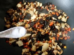 加入适量盐和老抽翻炒均匀即可关火。