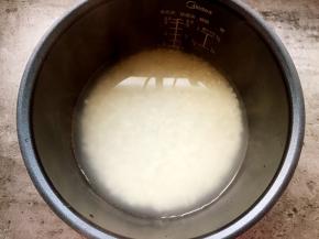 将米淘洗干净放入电饭煲。