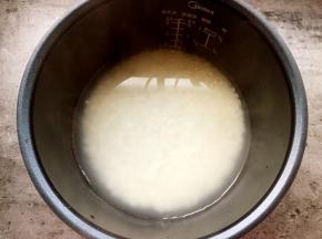 将米淘洗干净放入电饭煲。