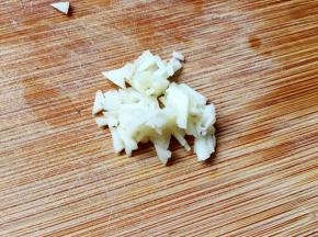 大蒜切小粒。