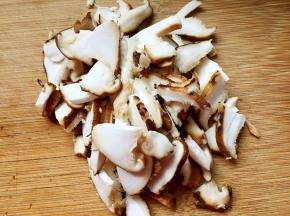 香菇切片或者颗粒。