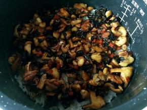 电饭煲的饭显示还有15分钟好的时候放入炒好的香菇鸡腿肉。盖上盖子焖15分钟即可。