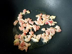 放入鸡肉丁翻炒出油。