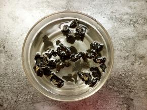 木耳用热水泡发，也可提前一小时用凉水浸泡。