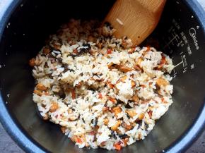 焖好的饭用勺子拌匀。