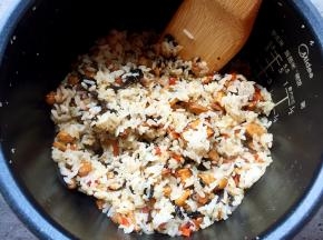 焖好的饭用勺子拌匀。