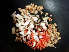 放入香菇和胡萝卜翻炒均匀。