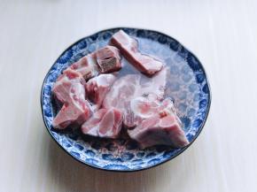 首先将大骨头泡冷水，将血水泡出。反复换清水。
