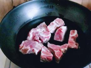 泡好的大骨头焯水，冷水入锅，烧开后2分钟关火捞出。