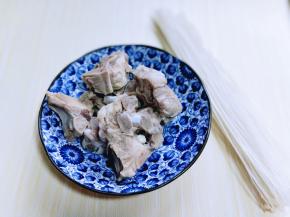 焯水的大骨头用清水冲洗干净。