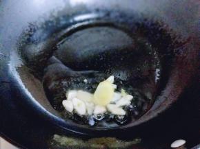 起油锅，加入切好的姜片个蒜炒香。