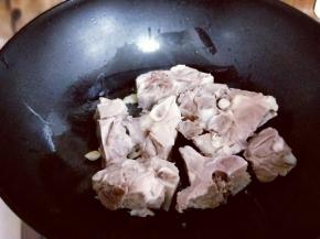 再加入大骨头煸炒。