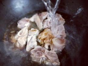 加入老抽，再加入适量的清水。