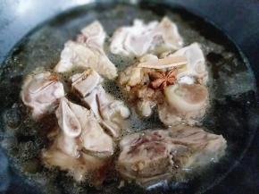 加入八角和桂皮，大火烧开，转小火约35分钟。