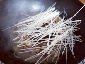 大骨头炖烂糊后加入粉条，将粉条炖软即可。