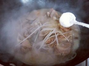 粉条软后，加入盐调味。