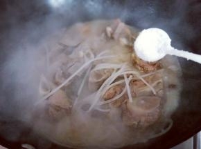 粉条软后，加入盐调味。