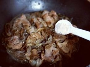 粉条熟了关火，加入鸡粉，翻炒均匀。