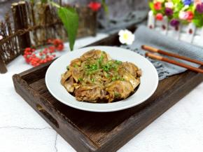 装盘，撒上葱花。