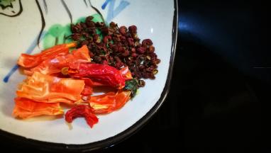 倒入干辣椒花椒