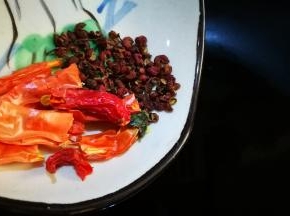 倒入干辣椒花椒