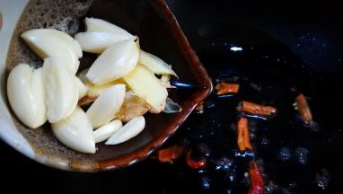 放入姜片大蒜