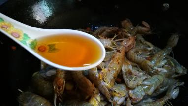 加入少许盐 烹入料酒