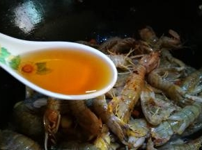 加入少许盐 烹入料酒