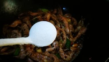 加入适量白糖 翻炒均匀出锅