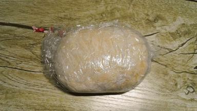 面粉里加入泡打粉，搅拌一下，再加入三个鸡蛋混合成团，面团上拍点生粉防粘，再用保鲜膜包好，醒发30分钟以上，这一步有面包机的同学还是交给面包机做吧，面团非常黏手，用手实在不好弄