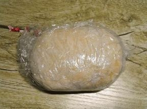 面粉里加入泡打粉，搅拌一下，再加入三个鸡蛋混合成团，面团上拍点生粉防粘，再用保鲜膜包好，醒发30分钟以上，这一步有面包机的同学还是交给面包机做吧，面团非常黏手，用手实在不好弄